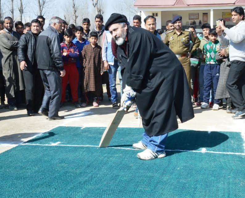 Div Com inaugurates cricket tourney at Pulwama